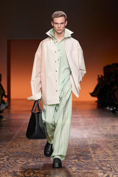Look 32